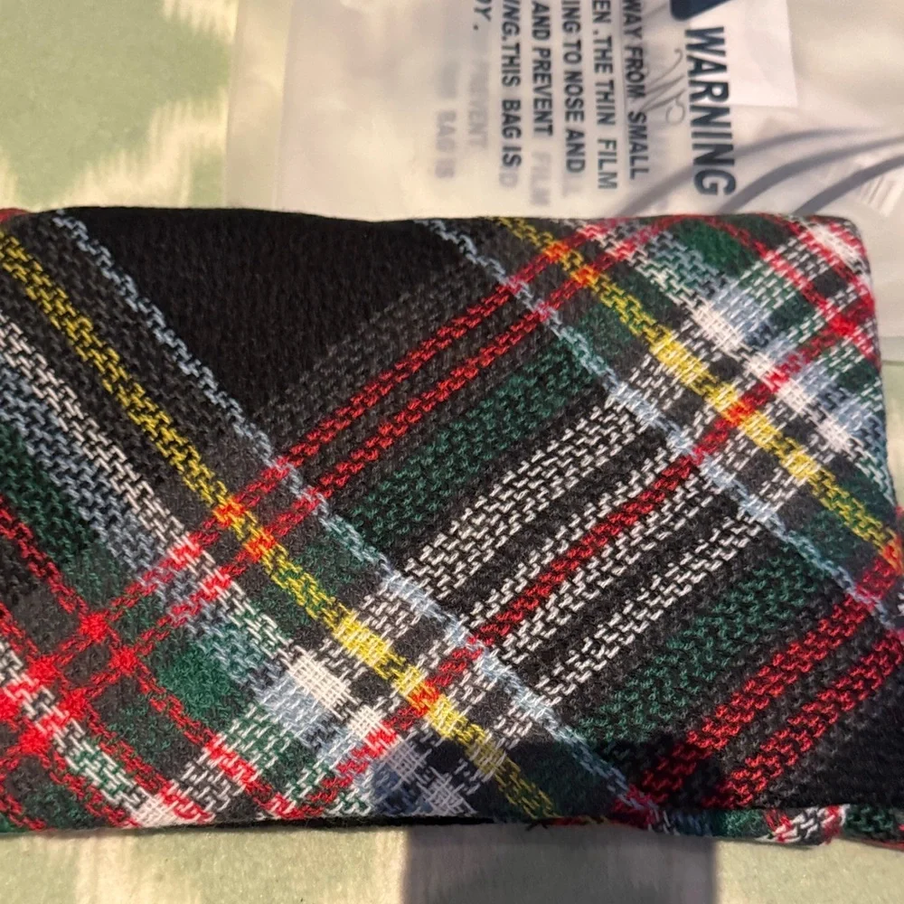 NWT 2 Plaid Scarves Set red green and green black - Picture 3 of 8
